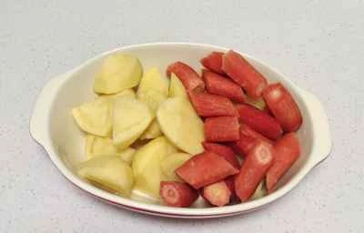 ジャガイモとトマトの煮込み牛肉の作り方：1