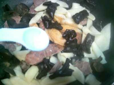 黒キクラゲとソーセージと水タケノコの炒め物の作り方：8