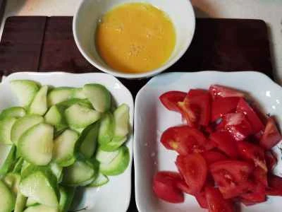ズッキーニとトマトと卵の炒め物の作り方：3
