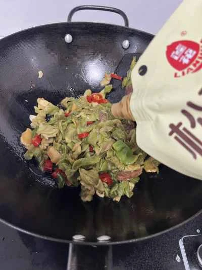 乾燥レタスと中華ソーセージの炒め物の作り方：8