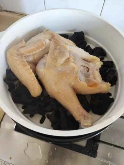 黒キノコを使った鶏肉の煮込みの作り方：4