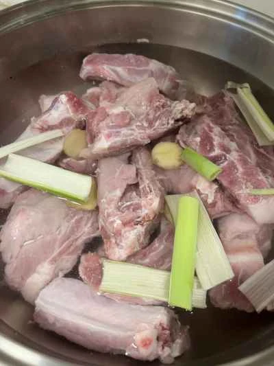 キャベツの酢漬け入り豚スペアリブの煮込みの作り方：1