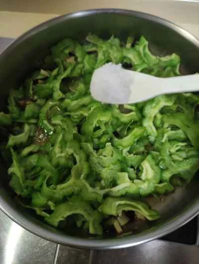 ゴーヤと黒豆、ニンニクの炒め物の作り方：5