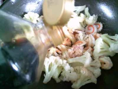 エビとフィッシュケーキのカリフラワー炒めの作り方：10