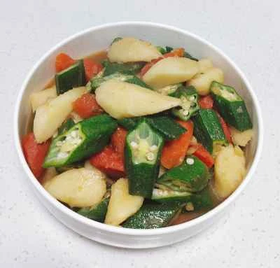 オクラ、ニンジン、ヤムイモのシチューの作り方：5