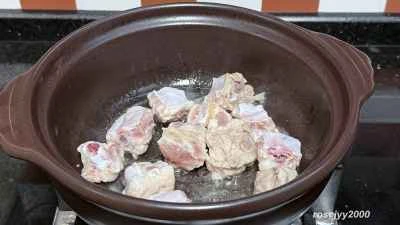 ジュージューと音を立てる豚スペアリブとインゲン豆の作り方：3