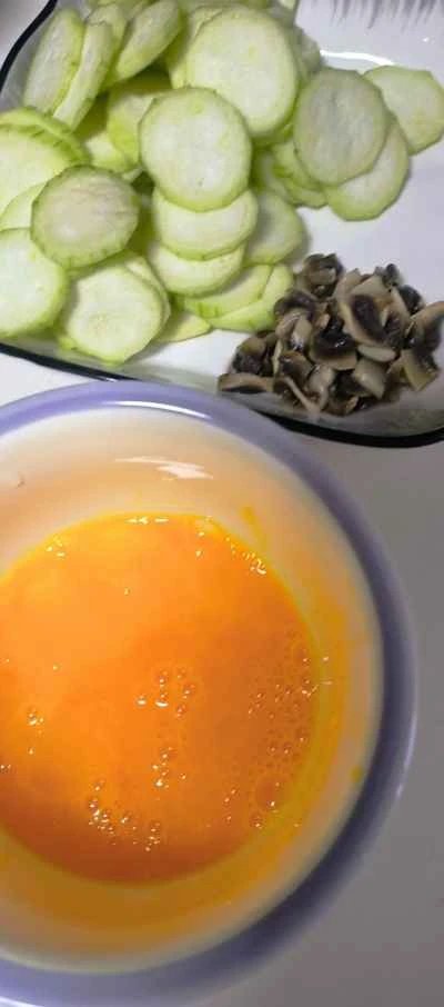 きのこ、ヘチマ、卵の炒め物の作り方:1