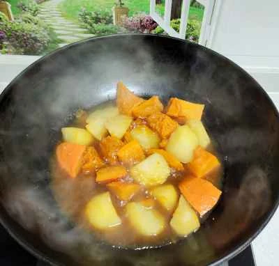 ジャガイモと赤カボチャの煮込みの作り方：2