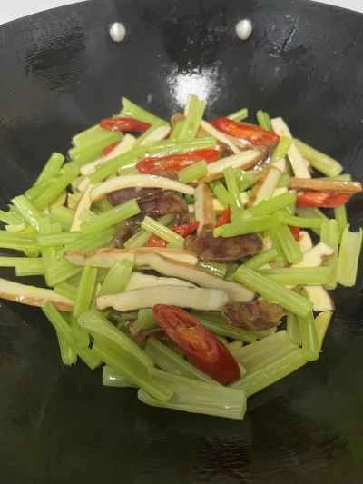 セロリ、干し豆腐、ソーセージ炒めの作り方：7