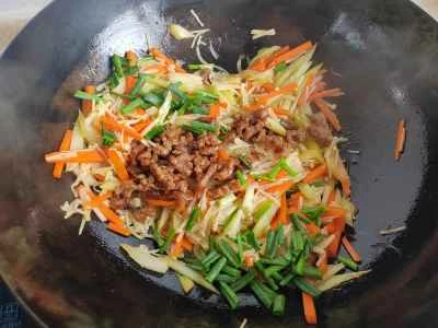 エノキ茸、ニンジン、細切り豚肉の炒め物の作り方：6