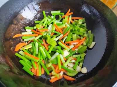 豚肉とピーマンとニンニクの芽の炒め物の作り方：4