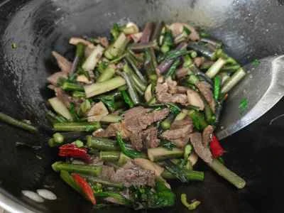 牛肉の煮込みと赤からし菜の炒め物の作り方：5