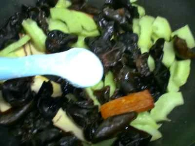 乾燥豆腐、黒キクラゲ、カリカリキュウリの炒め物の作り方：7