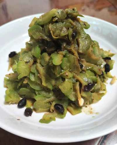 ゴーヤと黒豆、ニンニクの炒め物の作り方：7