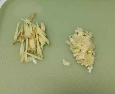 細切り豚肉とニンジン、エリンギの炒め物の作り方：2