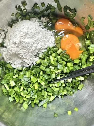 ニラと餃子のスープを作る手順：1