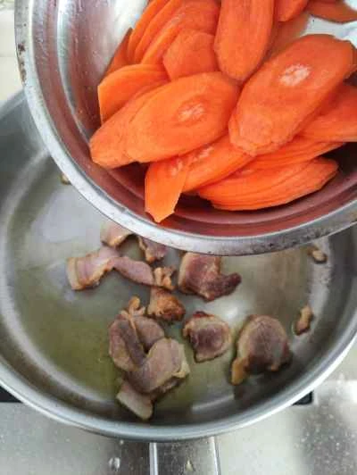 ニンジン、カリフラワー、塩漬け豚肉の炒め物の作り方：5