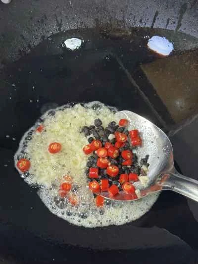 発酵黒豆とニンニクを使った蒸し鶏の足の作り方：4