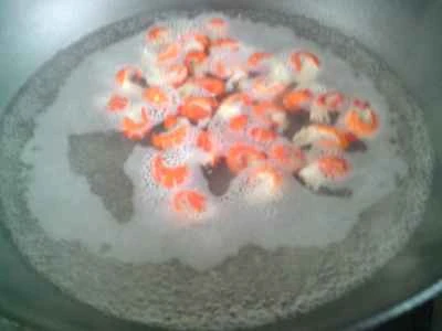 ロブスターのしっぽ入り鶏肉の煮込みの作り方：2