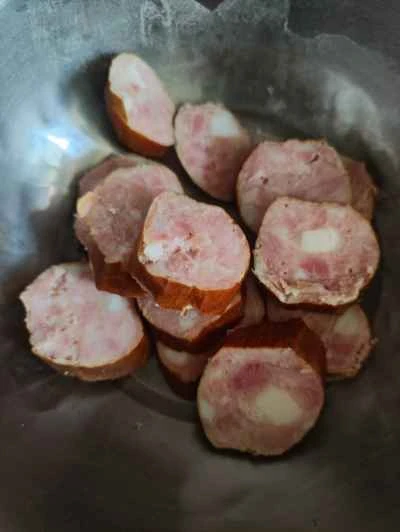 サツマイモの葉と赤ソーセージの炒め物の作り方:2