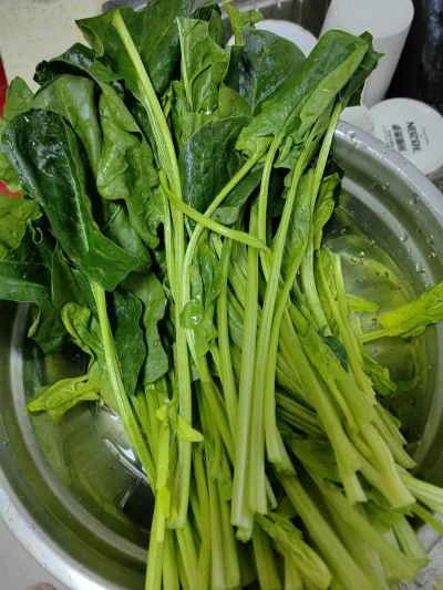 オリーブオイルを使ったほうれん草サラダの作り方：1