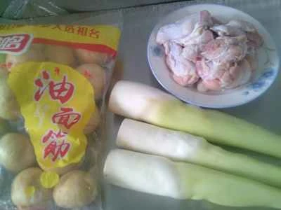 水とタケノコとグルテンで煮込んだ鶏の手羽先を作る手順：1