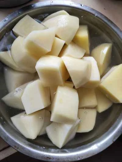 鶏肉とジャガイモと玉ねぎの煮込みの作り方：2