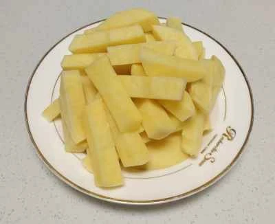 フライドポテトとニンニクの芽の作り方：1