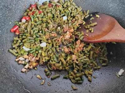 インゲンの漬物ができました。漬け始めて15日目ですでに酸っぱくなっていましたが、食べるまで半月待ちました。作り方：5