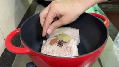 土鍋で豚肉の煮込みを作る手順：2