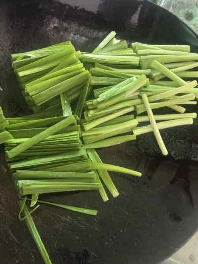 豚肉とニラと干し豆腐の炒め物の作り方：2