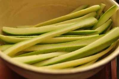 魚風味のズッキーニを作る手順：2