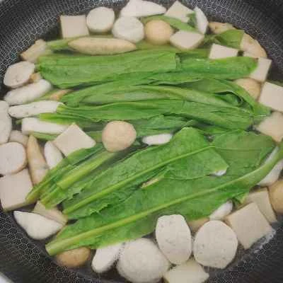 澄んだ水で作るミートボールライスヌードルの作り方：6