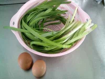 チャイブ入りスクランブルエッグの作り方：1