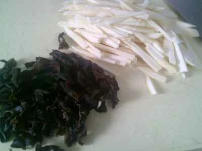 黒キクラゲと水竹を使ったセロリ炒めの作り方：4
