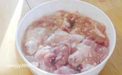 アンジェリカと生姜のゴマ油チキンの作り方：1