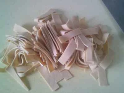 漬けたカラシナ、細切りヘチマ、角切り豆腐皮を使った豆腐皮炒めの作り方：4