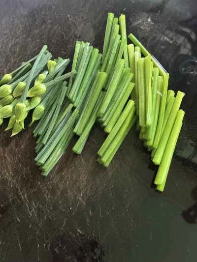 干しイカとニラの花の炒め物の作り方：3