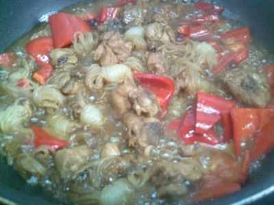 赤ピーマンとこんにゃくの結び目を使った鶏肉の煮込みの作り方：11