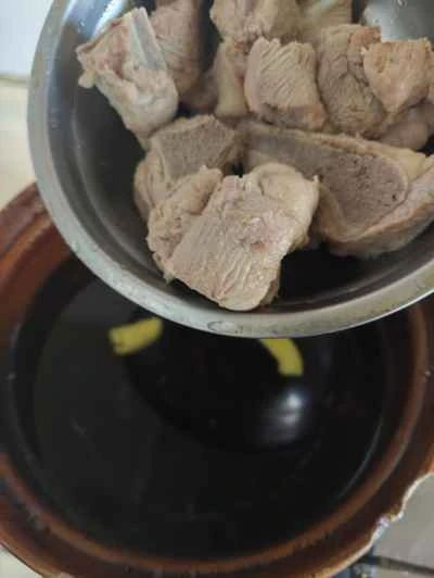 手で千切りしたキャベツと春雨を使った豚スペアリブの煮込みの作り方：1