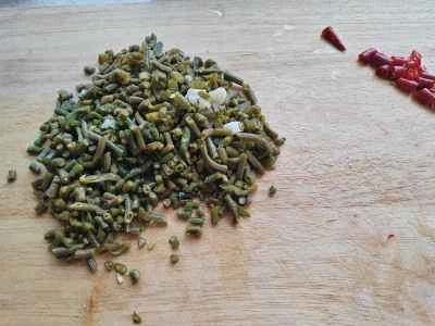 インゲンの漬物ができました。漬け始めて15日目ですでに酸っぱくなっていましたが、食べるまで半月待ちました。作り方：1.