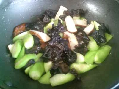 黒キクラゲと乾燥豆腐のヘチマ炒めの作り方：10