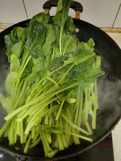 オリーブオイルを使ったほうれん草サラダの作り方：2