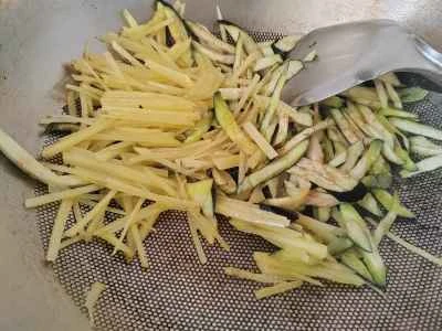 千切りジャガイモ、ナス、マンゴーの炒め物の作り方:3