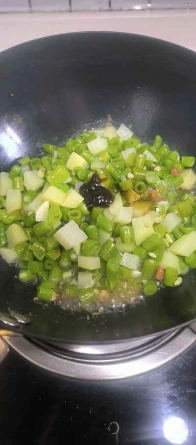 ひき肉、ジャガイモ、インゲンの炒め物の作り方：3