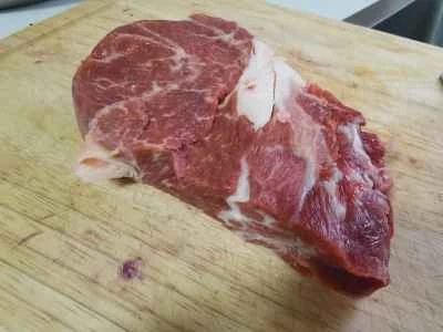 エリンギと牛肉の角切りを作る手順：1