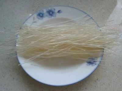 夜咲き花とこんにゃく麺を使ったエビ風味の団子の作り方：2