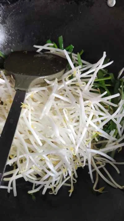 緑豆もやしとニラの炒め物の作り方:3
