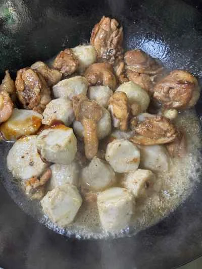 タロイモ入り鶏肉の煮込みの作り方：11