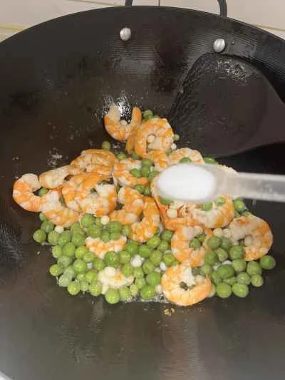 クワイ、エンドウ豆、エビの炒め物の作り方：7